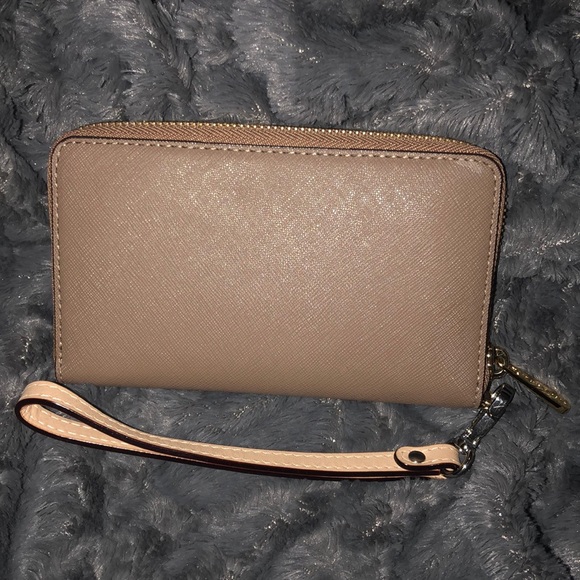 Michael Kors - Signature Jet Set Medium Wristlet - Picture 5 of 6